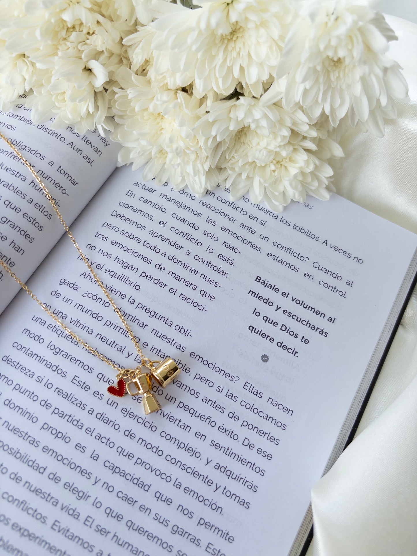 Mía Necklaces